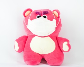 戴口罩的玩具熊图片